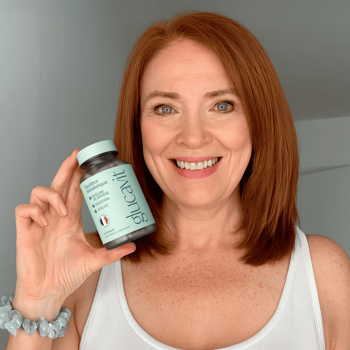 Une femme souriante tenant un flacon de Glucavit, représentant la satisfaction utilisateur et le soutien de l'équilibre métabolique.